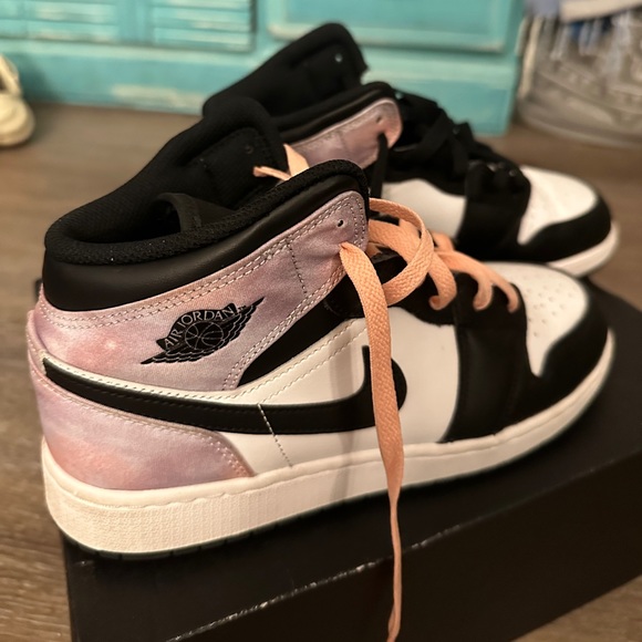 Air Jordan 1 Mid Black/Bleached coral-white - Picture 3 of 3